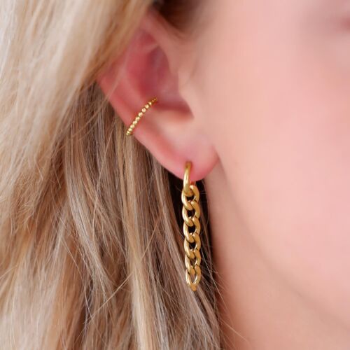 Meisje draagt gouden ear cuff in oor