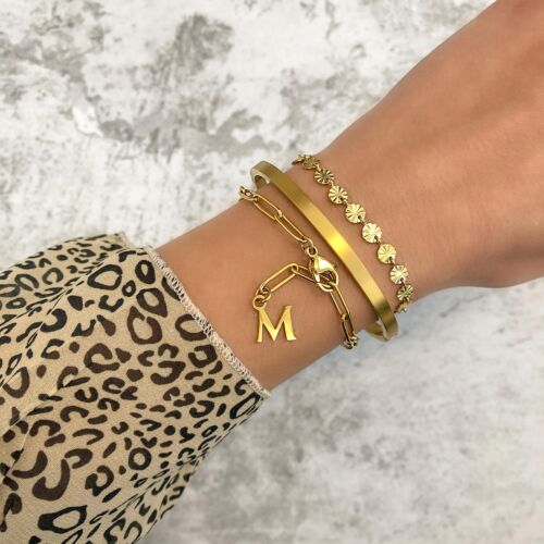 Trendy armbanden met een letter eraan