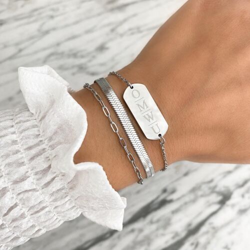 Trendy armband met gravering om de pols