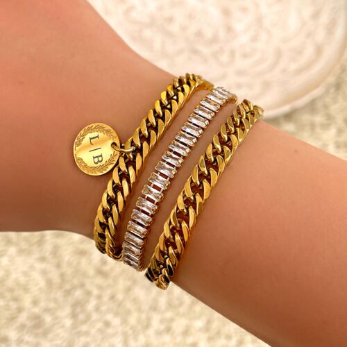 Goudkleurige chunky armparty om de pols