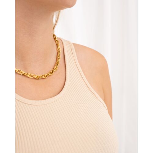 Beige crop top detail met gouden ketting