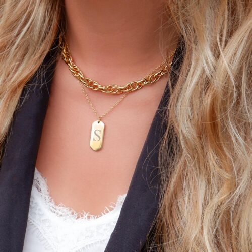 Gouden ketting om de hals voor een complete look om te kopen