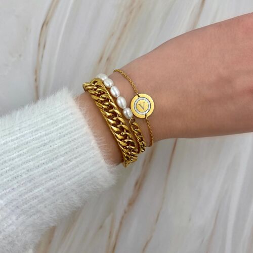 Luxury armband om de pols met een witte trui