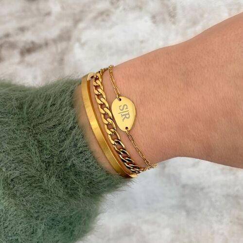 Gouden armbandparty om pols met graveerbare armband