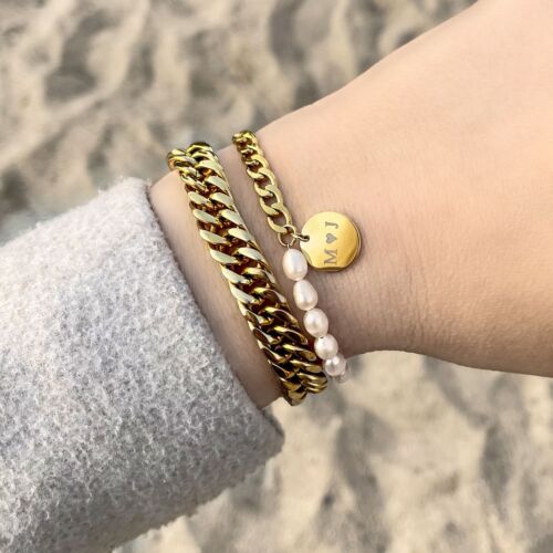 gouden armbanden met parels en gravering om pols