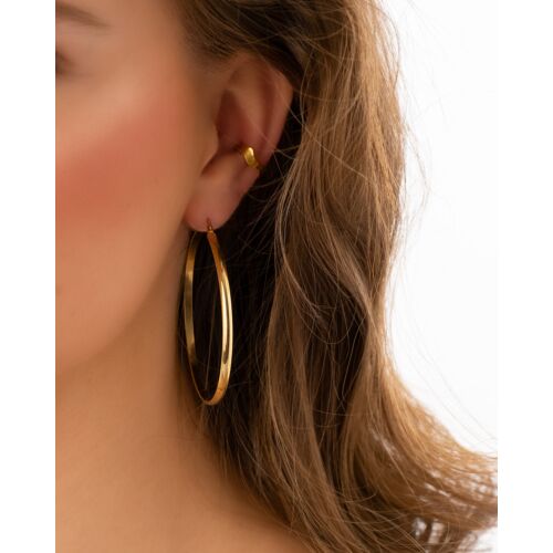 Model draagt big hoop earrings goldplated in oor