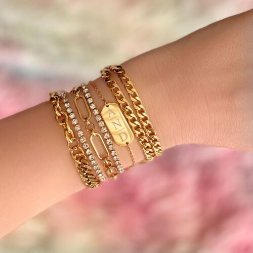 Gouden armbanden met initials en chains