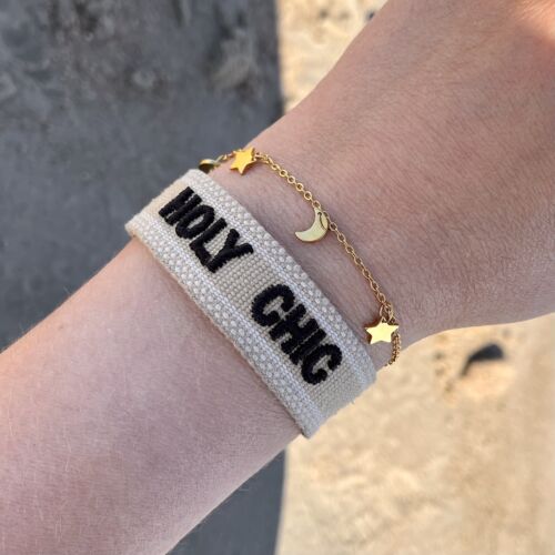 Vrouw draagt Holy chic armparty goud kleurig om pols