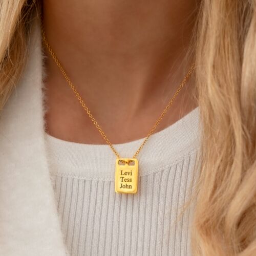 gouden graveerbare ketting met tag om nek vrouw