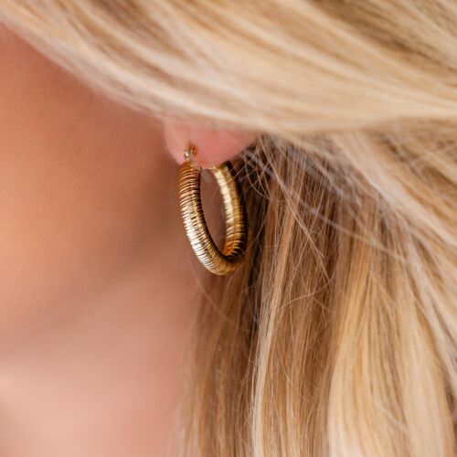 Trendy chunky hoops in het oor voor een mooie look