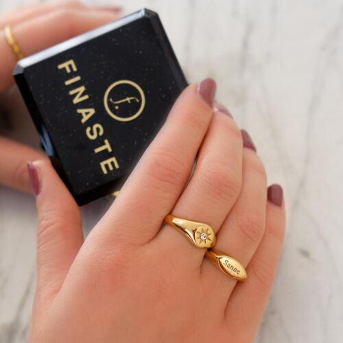 Graveerbare ring om de hand voor een mooie look