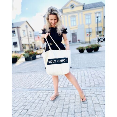 Vrouw draagt holy chic beach bag