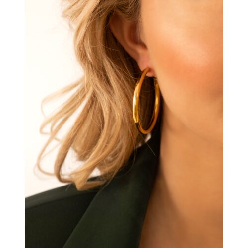 Model draagt Musthave hoops large goudkleurig in oor