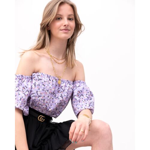 Model met lila off-shoulder top