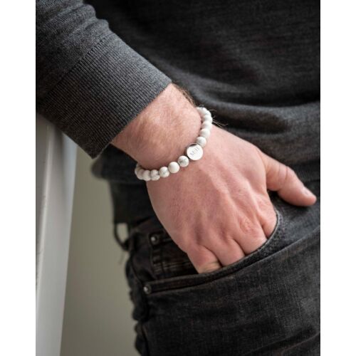 Het model draagt de mannen armband met wit marmer