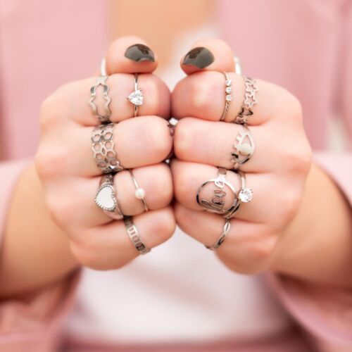 Look met zilveren ringen om handen