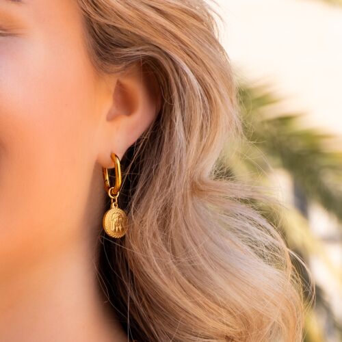 Model draagt Oval hoops vintage coin goldplated in oor