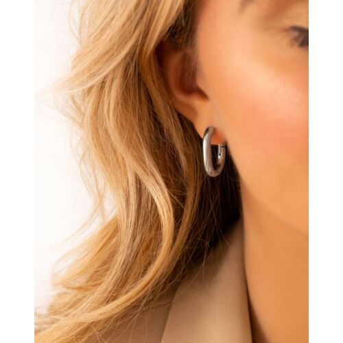 Model draagt Chunky oval hoop earrings in oor