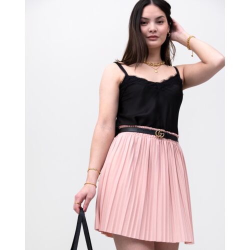 Model draagt de roze plissé rok