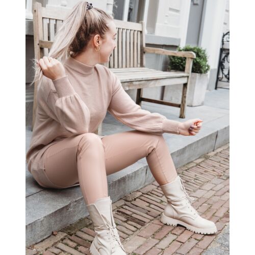 FINASTE model draagt Musthave leatherlook legging in de kleur beige