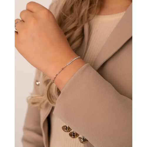 Model draagt Chain &amp; tennis armband minimalistisch om pols