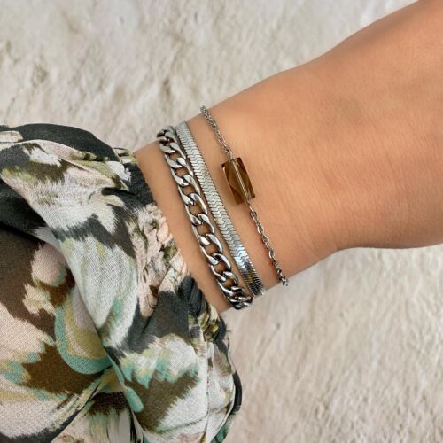 Zilveren armparty met steentje en chains