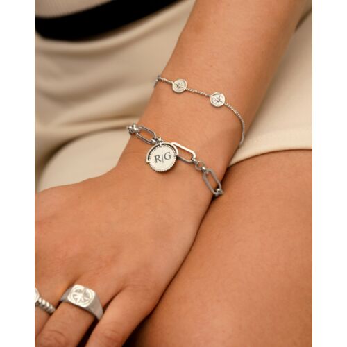 Model draagt armbanden mix zilver