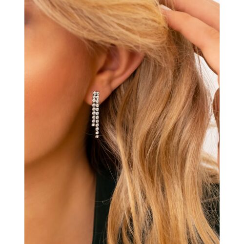 Model draagt Double tennis earrings in oor