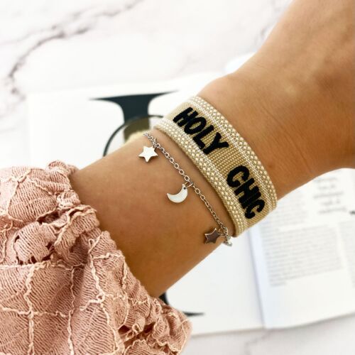 Vrouw draagt holy chic armparty om pols