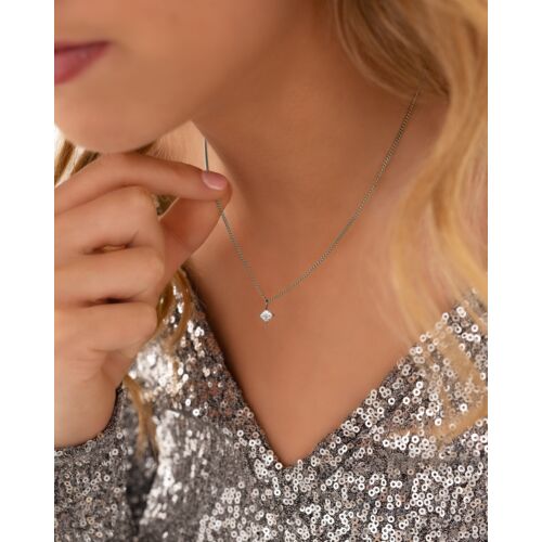 Mooie zilveren sparkle square ketting om de hals van het model