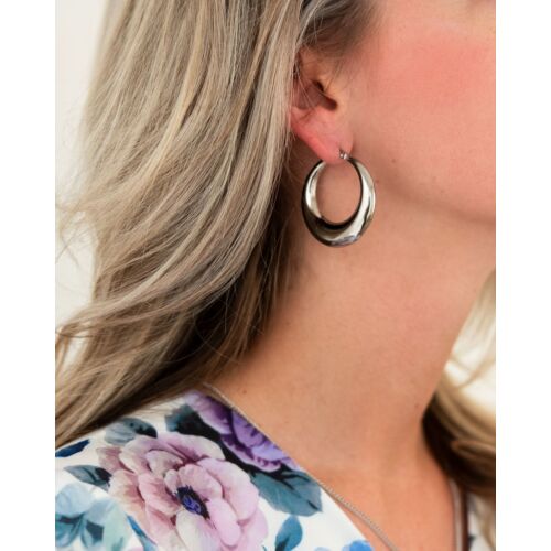 Mooie chunky statement hoops in het zilver in het oor