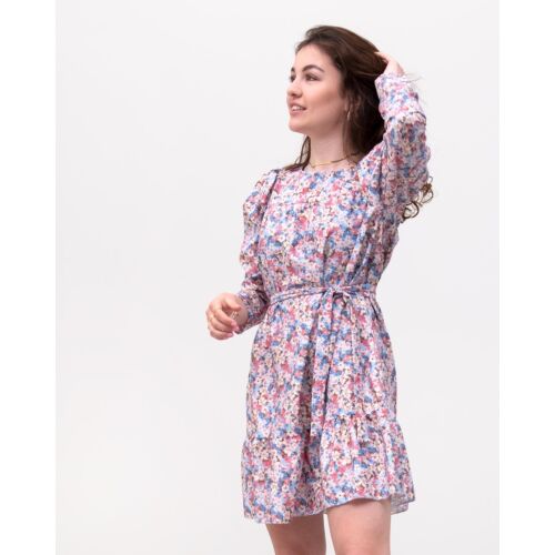 Het model draagt de blauwe multi flower dress