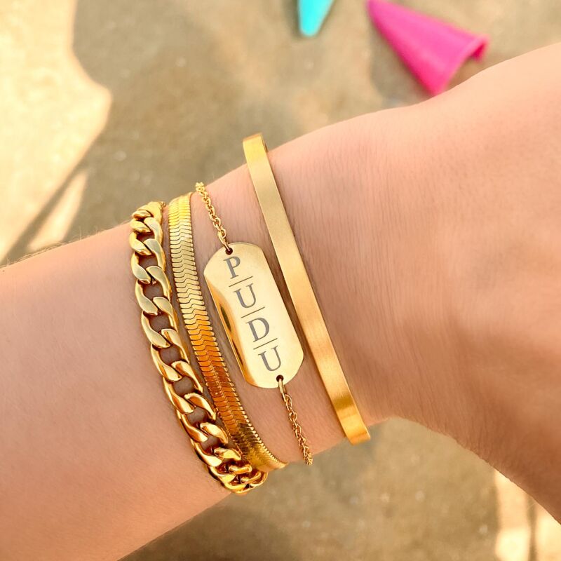 Gouden armband om de pols met steentjes