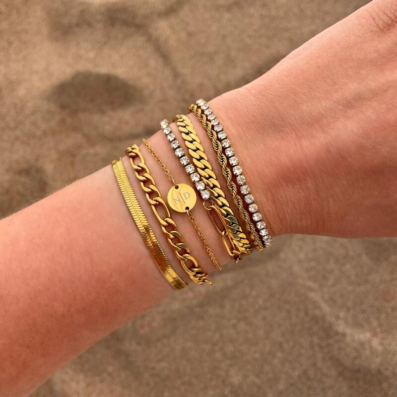 gouden armparty om pols