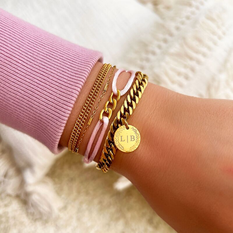 Gouden armparty bij meisje met roze