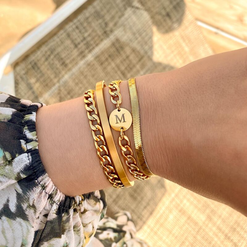 Gouden chain armbandjes combinatie bij witte trui