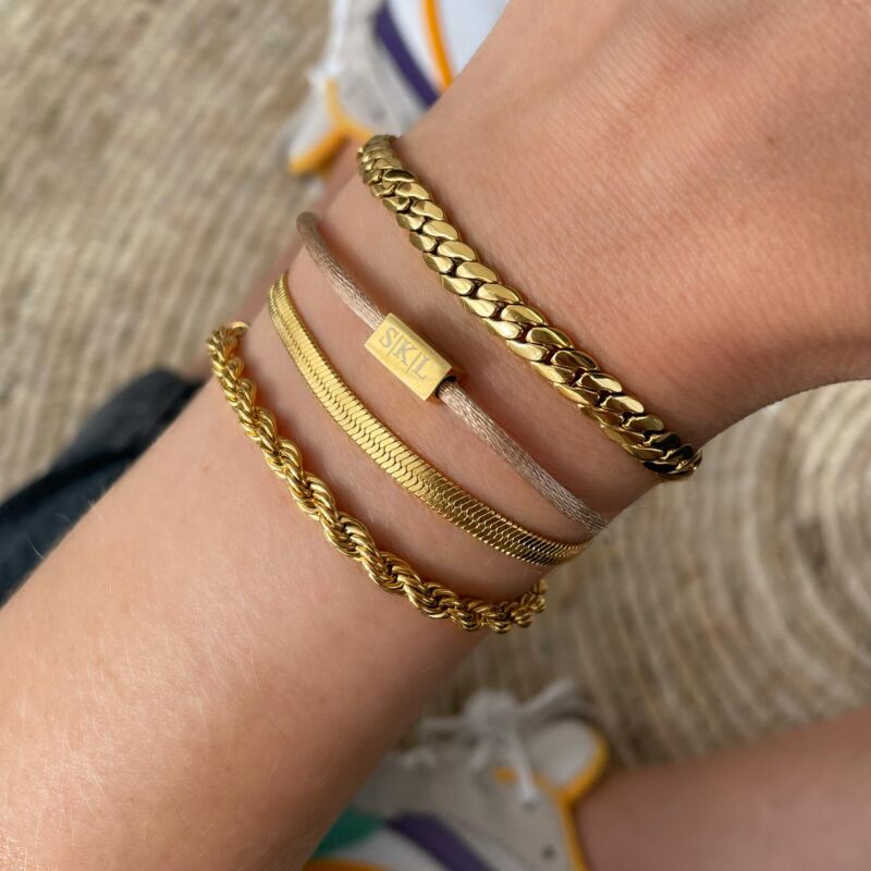 Mooie gouden armparty met verschillende armbandjes