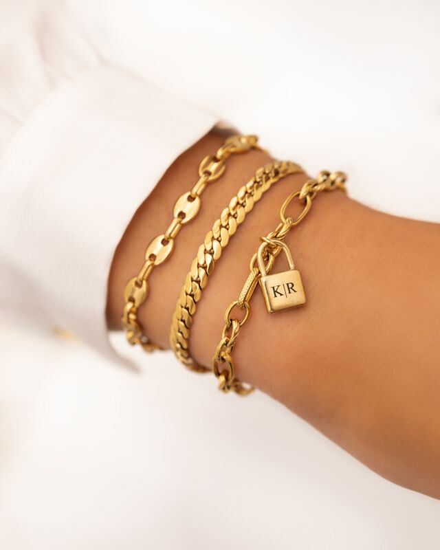 Gouden armparty om pols