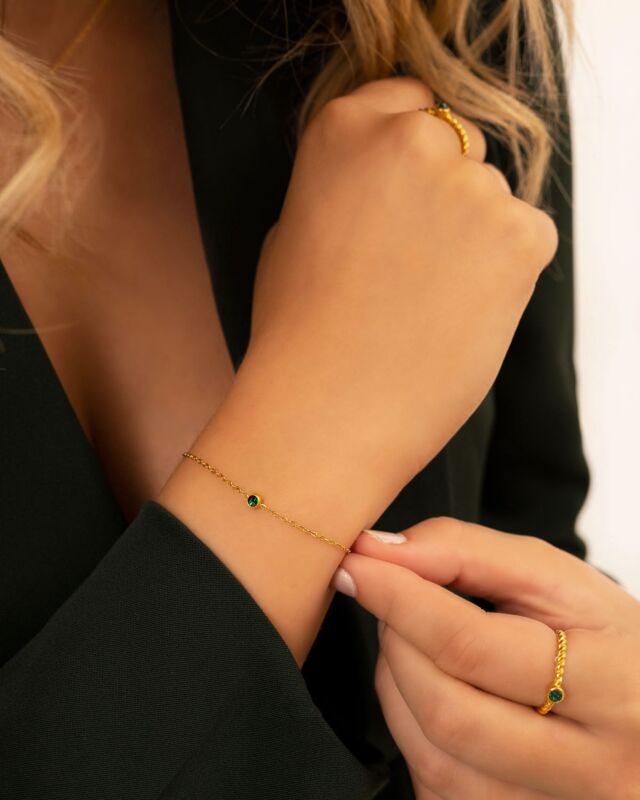 Geboortesteen gouden armband om pols