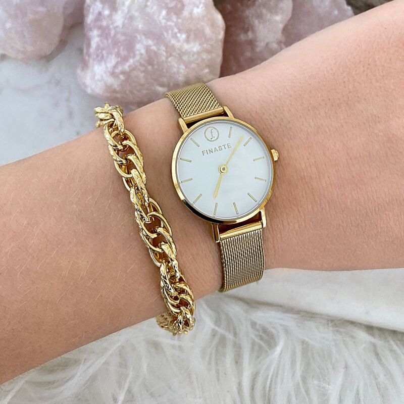 Gouden horloge gemixt met gouden schakelarmband