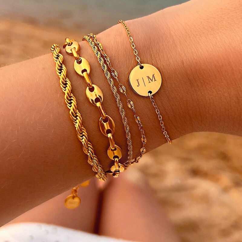 Gouden armparty bij vrouw