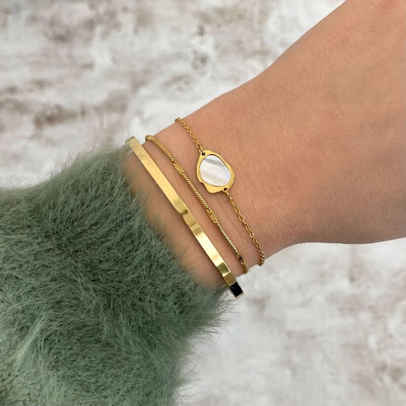 Gouden armbandparty om pols met graveerbare armband