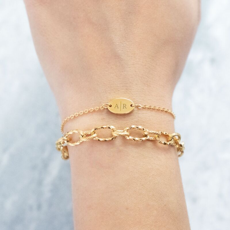 gouden armparty om de pols