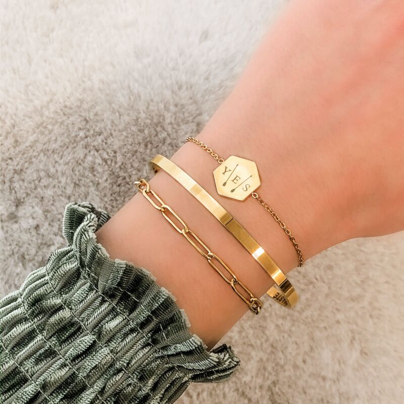 leuke mix van gouden armbandjes voor om de pols trendy