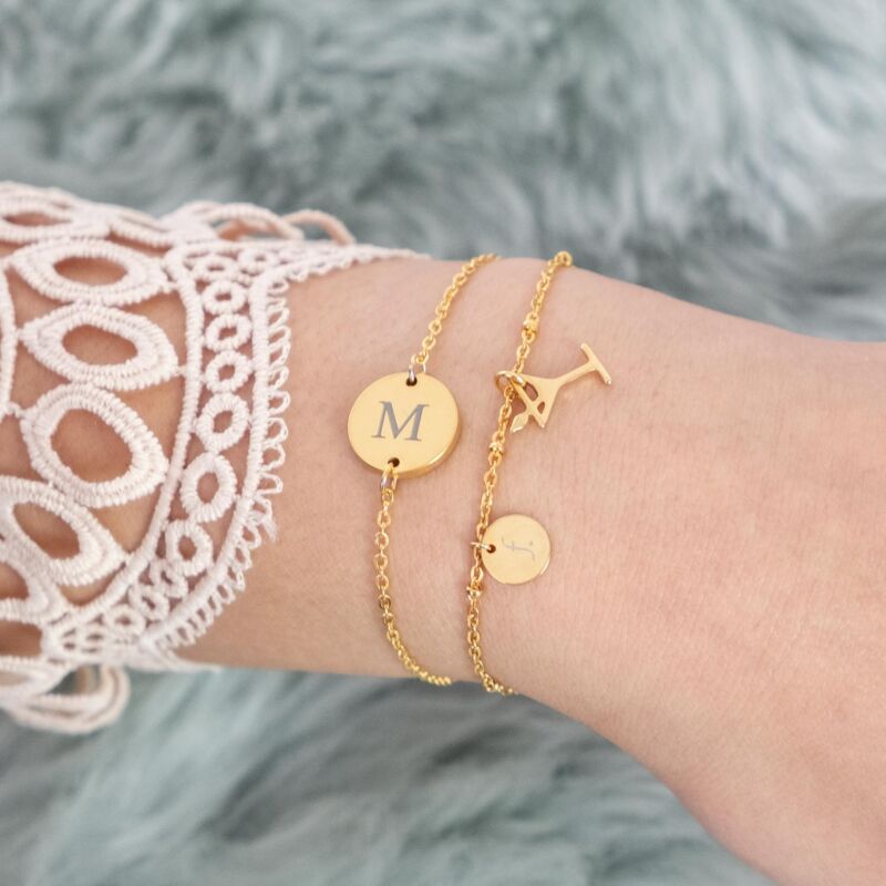 Gouden armbandjes initial en cocktailglas