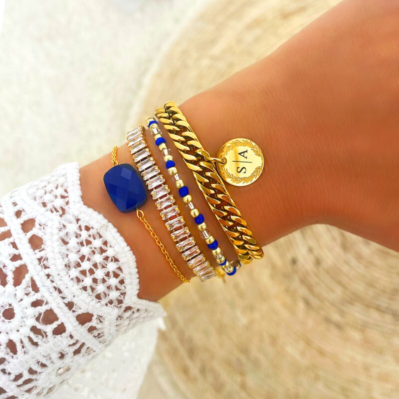 Gouden armparty met blauwe details