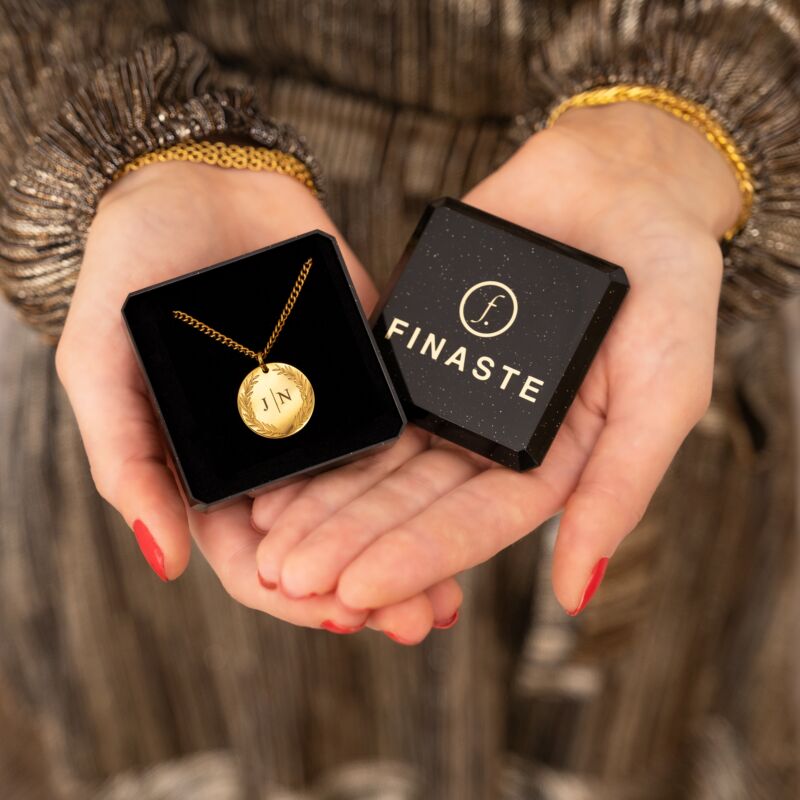 gouden coin ketting met veren en gravering in doosje