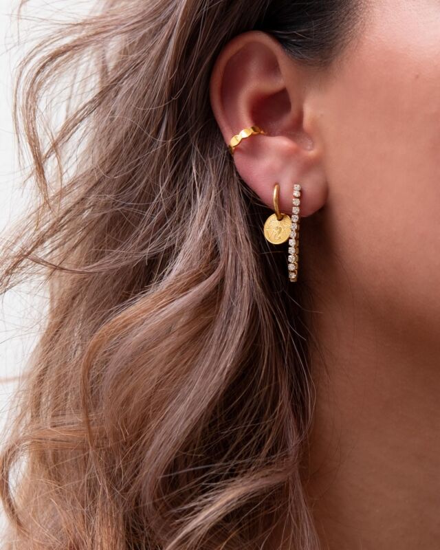 Model met gouden earparty