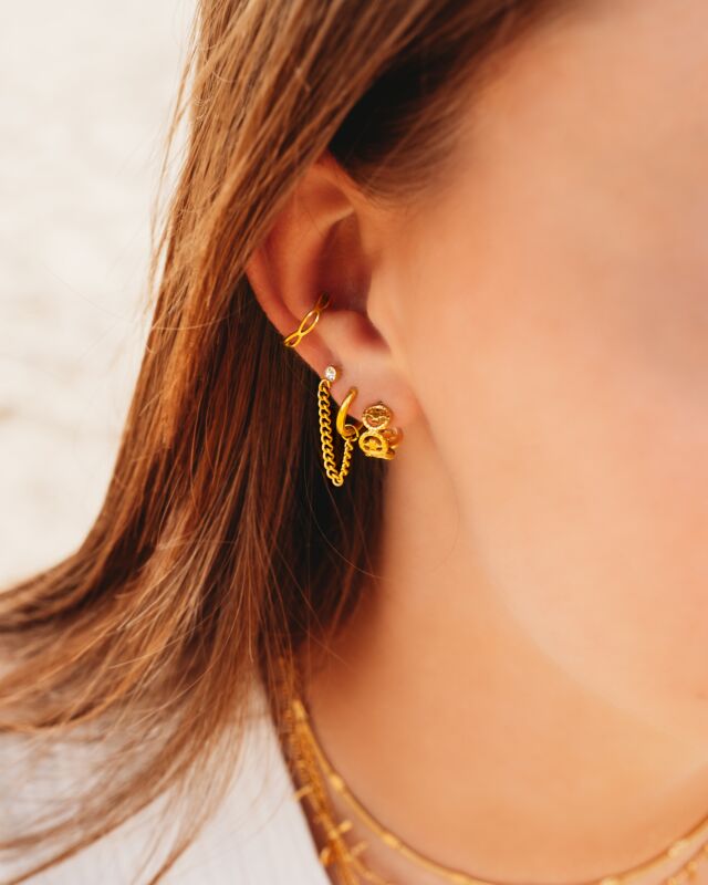 Mooie earparty met gouden oorbellen en ear cuff in oor