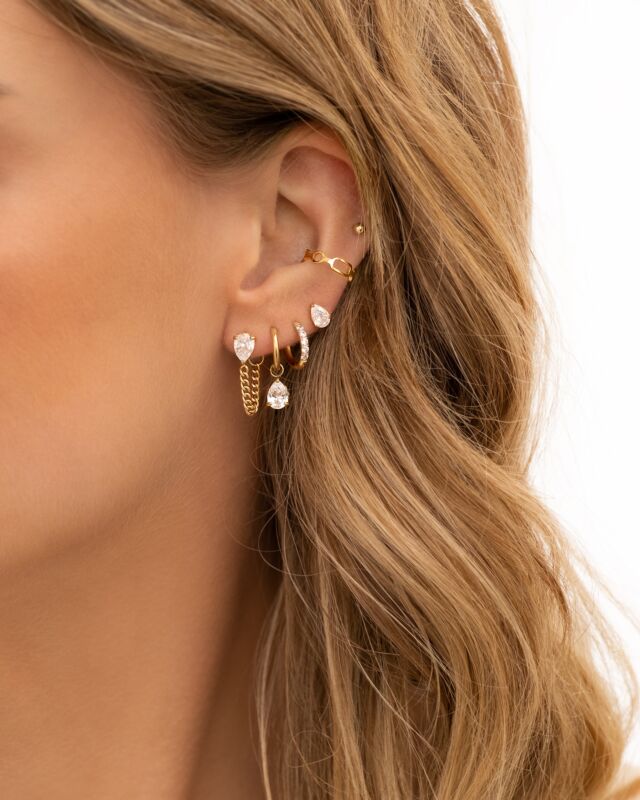 Model draagt gouden earparty met sparkles